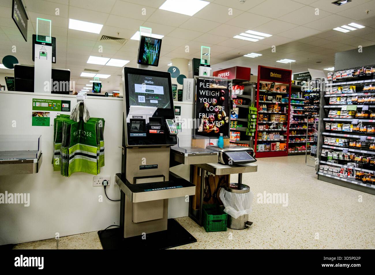 London UK, 14. November 2025, moderne elektronische Bankkartenzahlung bis zum Selbstkauf des Kunden Stockfoto