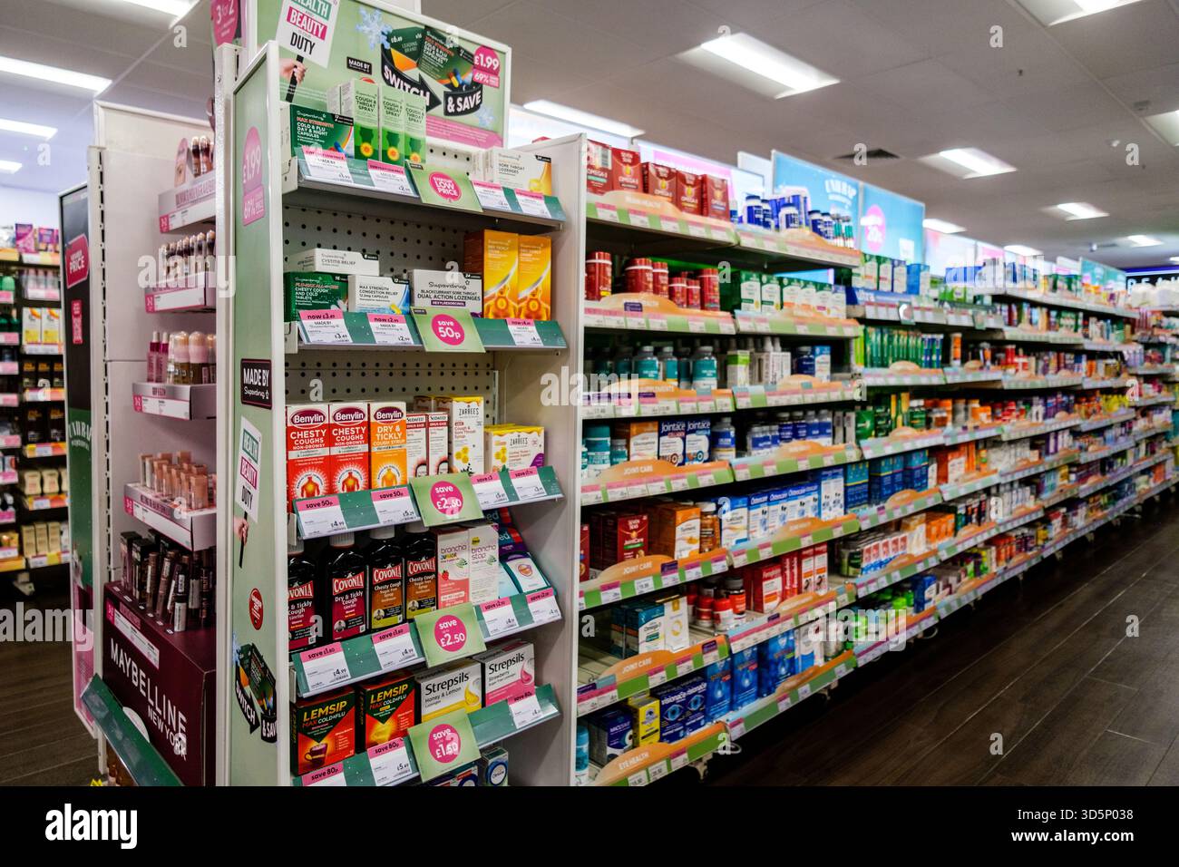 London UK, 15. November 2025, Auswahl von Over-the-Counter-Mitteln oder Arzneimitteln gegen Erkältungen Husten und Grippe Stockfoto