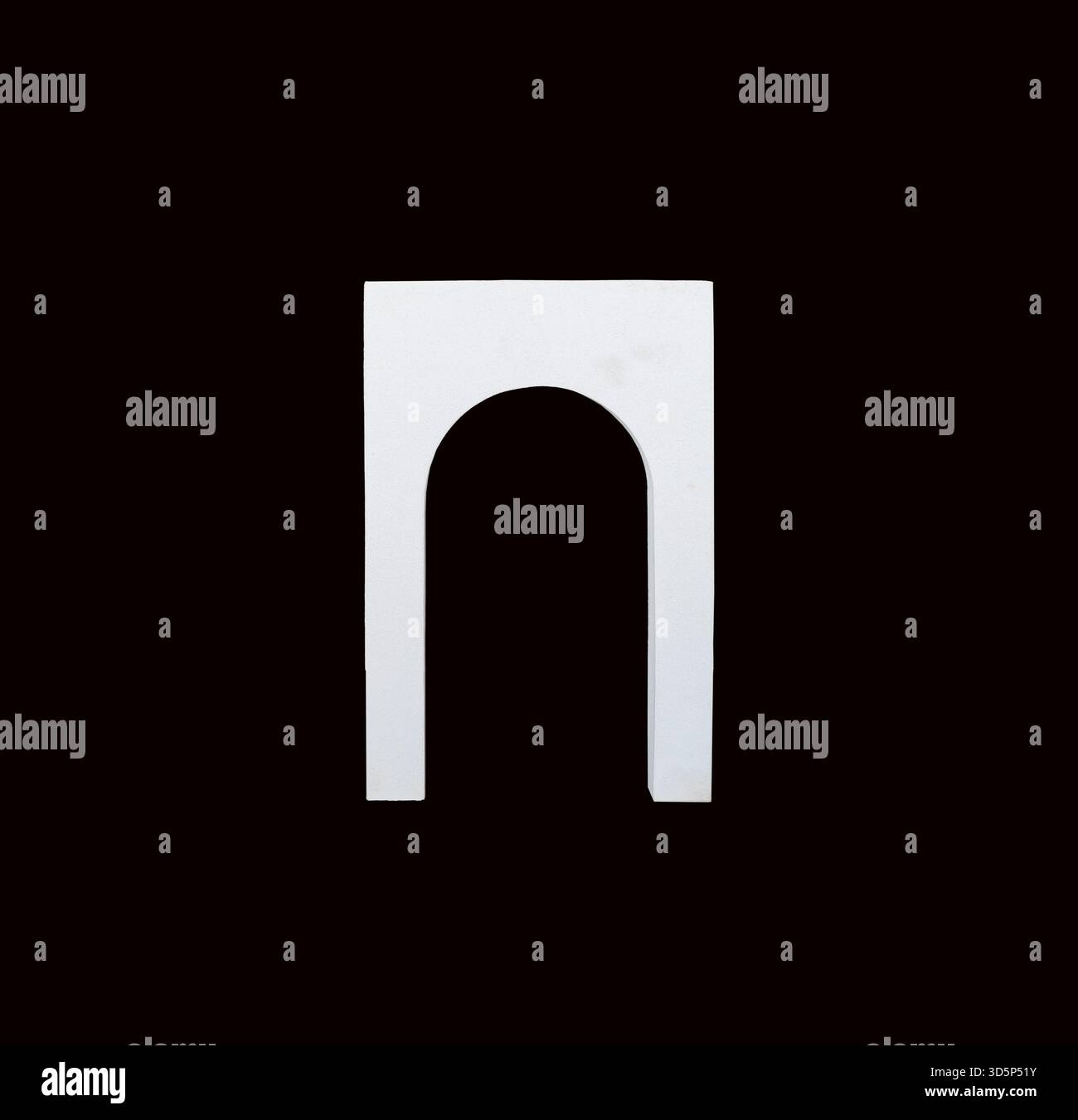 Klassischer Steinbogen. Elegante architektonische Struktur mit geschwungener Form und detaillierten Säulen, die Erbe, Handwerkskunst und zeitlose Schönheit symbolisieren Stockfoto