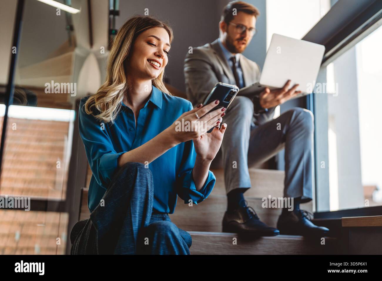 Ein modernes Geschäftsteam nutzt Technologien, digitale Workflows, Online-Tools und Innovationen am Arbeitsplatz Stockfoto