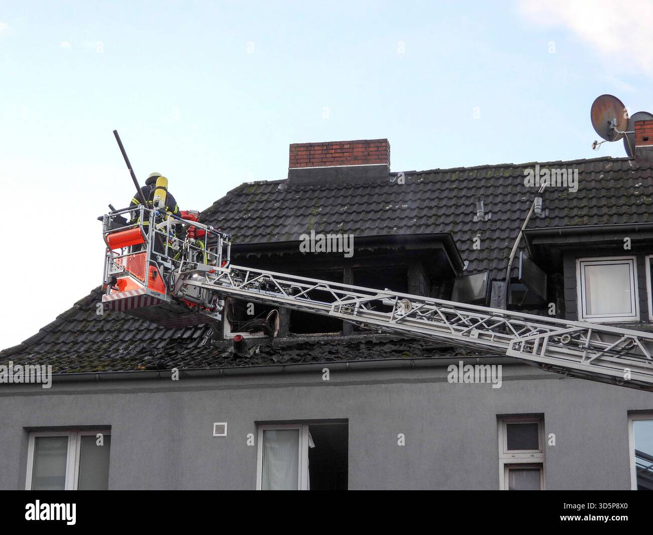 cntv/Feuerwehr Leute im Einsatz Loeschen Brand Wasser Leiterwagen Brandstelle Strasse Wohnungsbrand im Dachstuhl eines kombinierten Wohn- und Geschäftshauses 17.11.2025 Hamburg - Billstedt Brandursache unklar am Montag wurde die Feuerwehr Hamburg zu einem Wohnungsbrand an der Kreuzung Schiffbeker Weg Hauskoppelstieg gerufen. Dort brannte eine kleine Wohnung im Dachbereich eines kombinierten Wohn- und Geschäftshauses. Der Brand wurde schnell gelöscht Hamburg Deutschland *** cntv Feuerwehr Menschen in Aktion Löschen Löschen Löschwasserleiter LKW Feuerszenario Straßenwohnung Feuer im Dachbinder Stockfoto