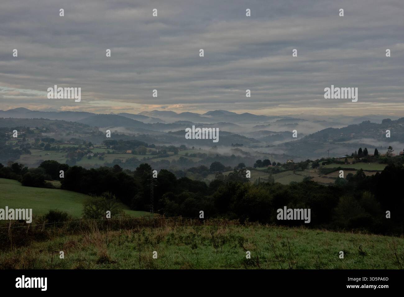 Wolkenmeer im Oviedo-Tal auf dem Camino Primitivo Wanderung, Oviedo, Asturien, Spanien Stockfoto