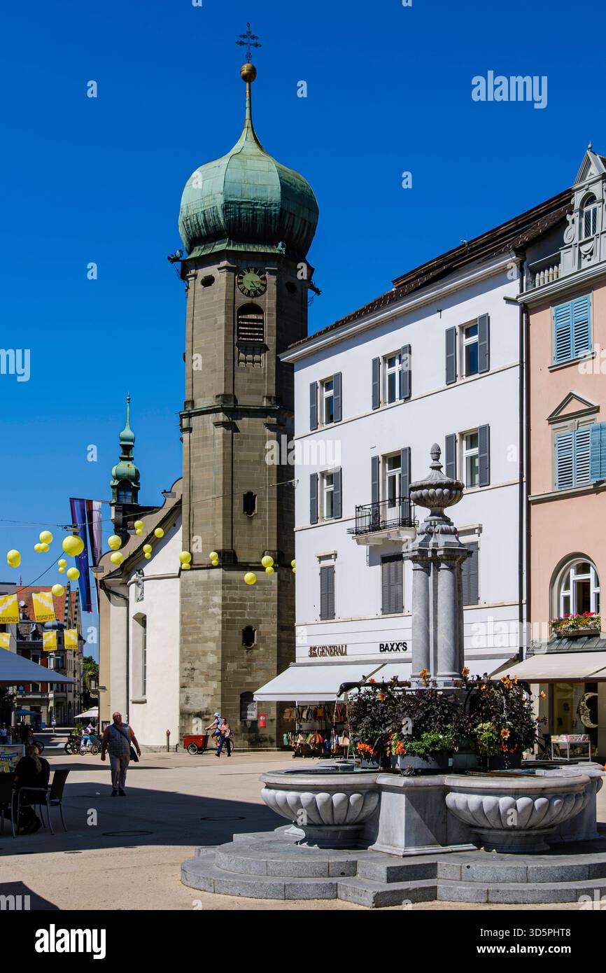 Bregenz, Vorarlberg, Österreich Alltägliche Szene vor dem Brunnen am Leutbühel mit Blick zur Seekapelle in der Unterstadt von Bregenz, Vorarlberg, Österreich, nur zur redaktionellen Verwendung. Stockfoto
