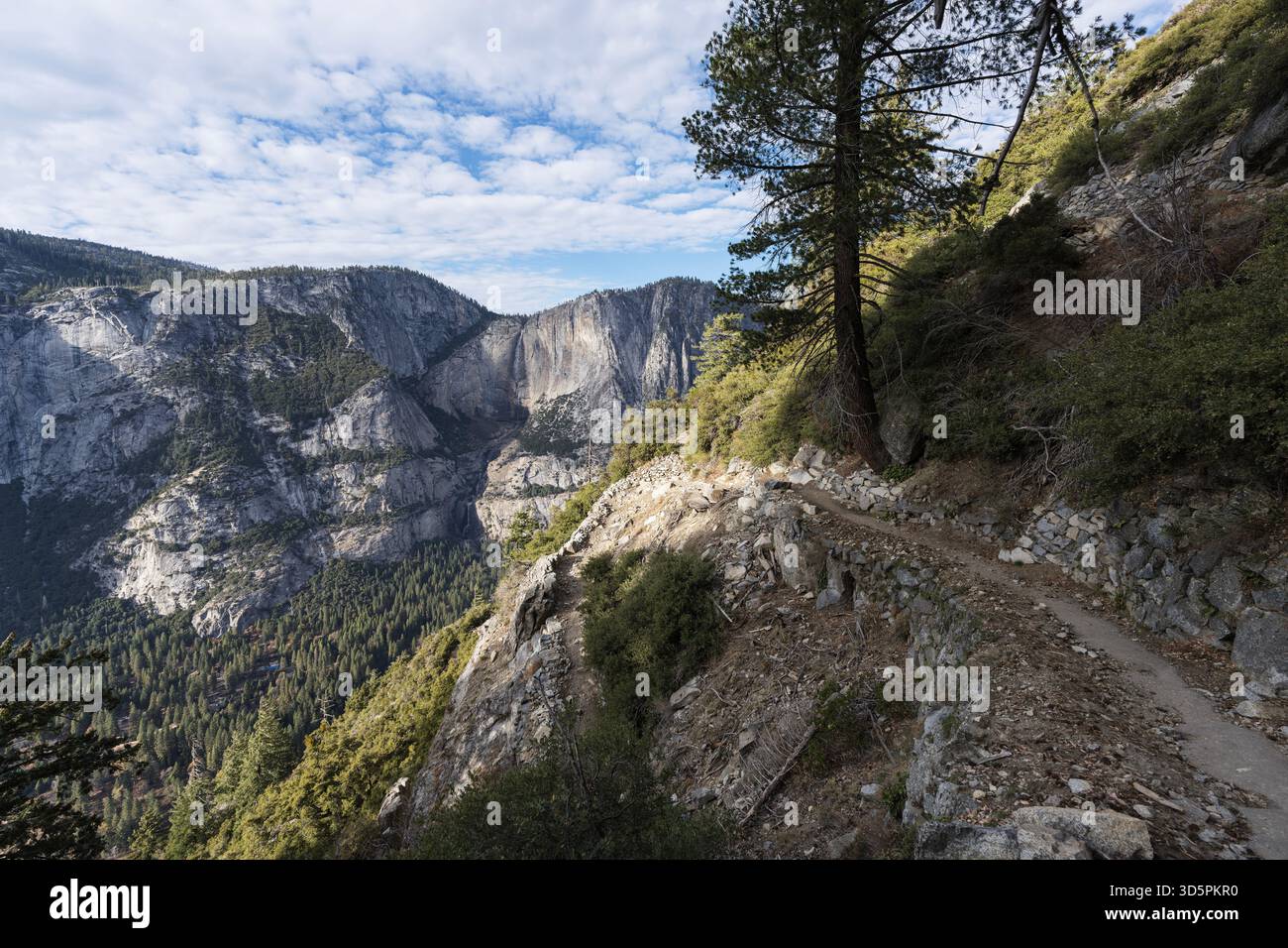 Der zweite Abschnitt des Four Mile Trail oberhalb des Yosemite Valley im Yosemite National Park Kalifornien. Yosemite fällt im Hintergrund. Stockfoto