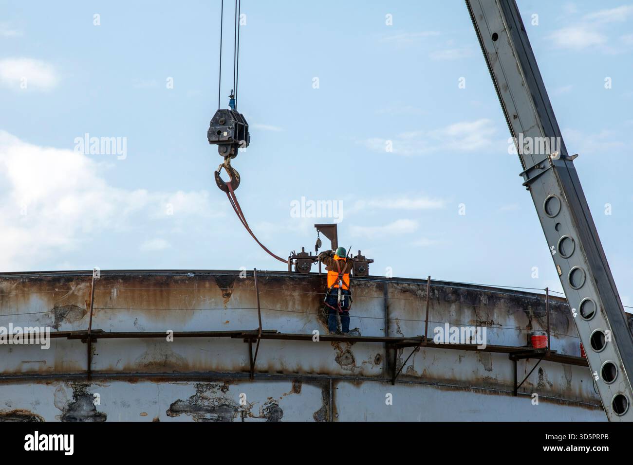 Stahlarbeiter bauen einen Lagertank Stockfoto