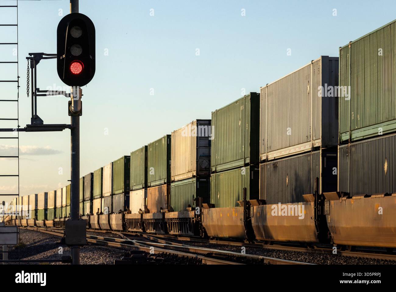 Ein Containerstapelzug, der Signale in die Distanz überträgt Stockfoto