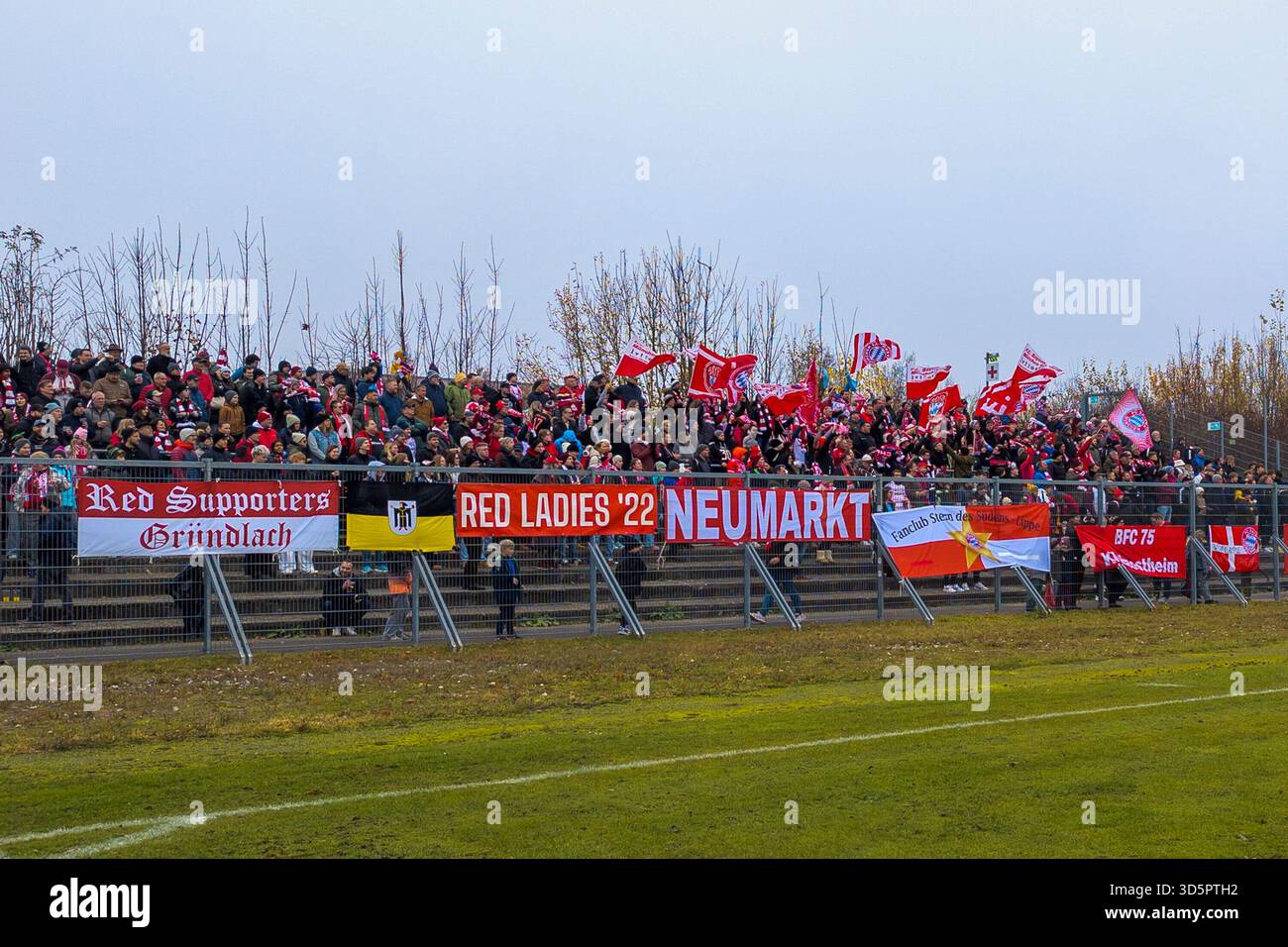 Ingolstadt, Deutschland 16. November 2025: DFB Cup Frauen - 16. Runde - 2025/2026 - FC Ingolstadt 04 gegen FC Bayern München im Bild: Die Fans des FCB im Auswärtsblock Stockfoto