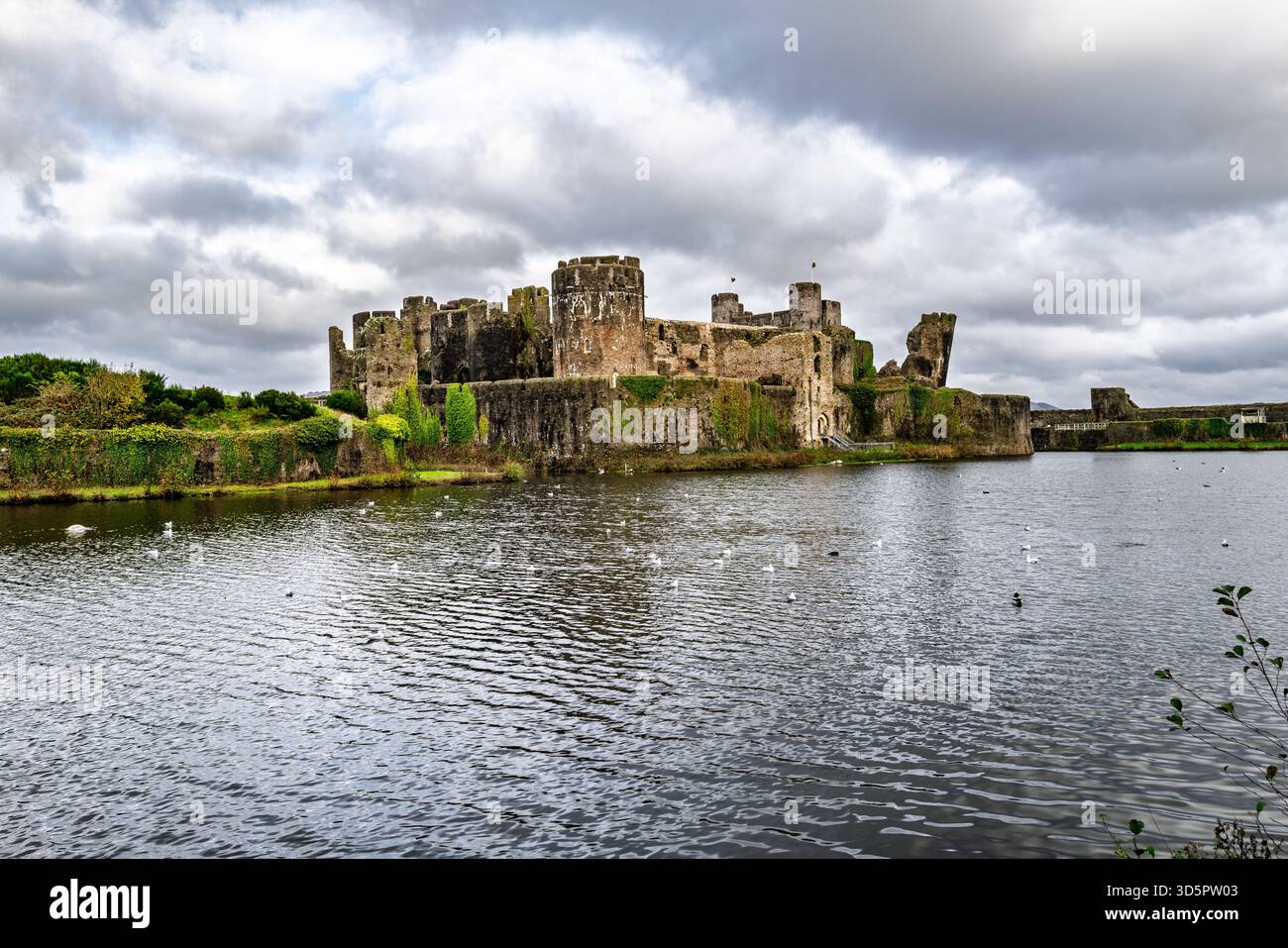 Caerphilly Castle ist die größte Burg in Wales und Großbritanniens zweitgrößte Burg, bekannt für ihre weitläufigen Wasserverteidigungen und den ikonischen Schiefen Turm. Stockfoto