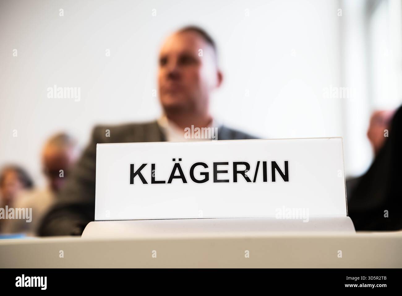 17. November 2025, Niedersachsen, Oldenburg: Peer Lilienthal von der AfD im Gerichtssaal des Verwaltungsgerichts Oldenburg. Das Verwaltungsgericht Oldenburg verhandelt eine Klage des AfD-Landesverbandes Niedersachsen gegen die Oldenburger Polizeidienststelle. Ihr ehemaliger Präsident J. Kühme hatte vor zwei Jahren in einem Interview gesagt, die AfD verzerre die Wahrheit und verbreite Lügen, um Unsicherheit und Angst in der Bevölkerung zu schüren. Der AfD-Landesverband reichte daraufhin eine Klage ein, weil Kühme nach Ansicht der AfD das Erfordernis der Mäßigung missachtet hatte Stockfoto