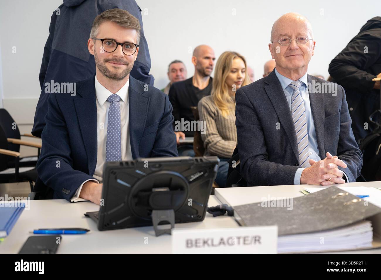 17. November 2025, Niedersachsen, Oldenburg: Aike Gethmann (l) und Jürgen Grüll, Abteilungsleiter 2 der Polizeidirektion Oldenburg, im Gerichtssaal des Verwaltungsgerichts Oldenburg. Das Verwaltungsgericht Oldenburg verhandelt eine Klage des AfD-Landesverbandes Niedersachsen gegen die Oldenburger Polizeidirektion. Ihr ehemaliger Präsident J. Kühme hatte vor zwei Jahren in einem Interview gesagt, die AfD verzerre die Wahrheit und verbreite Lügen, um Unsicherheit und Angst in der Bevölkerung zu schüren. Der AfD-Landesverband reichte daraufhin eine Klage ein, weil, in der Stellungnahme Stockfoto