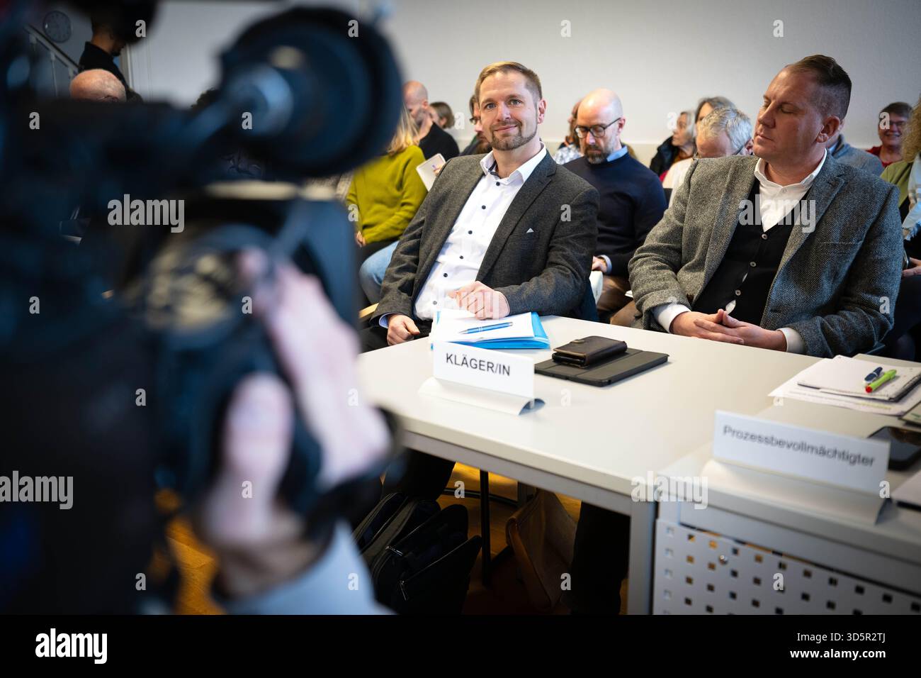 17. November 2025, Niedersachsen, Oldenburg: Stephan Bothe (l-r) und Peer Lilienthal von der AfD im Gerichtssaal des Verwaltungsgerichts Oldenburg. Das Verwaltungsgericht Oldenburg verhandelt eine Klage des AfD-Landesverbandes Niedersachsen gegen die Oldenburger Polizeidienststelle. Ihr ehemaliger Präsident J. Kühme hatte vor zwei Jahren in einem Interview gesagt, die AfD verzerre die Wahrheit und verbreite Lügen, um Unsicherheit und Angst in der Bevölkerung zu schüren. Der AfD-Landesverband reichte daraufhin eine Klage ein, weil Kühme nach Ansicht der AfD die Re missachtet hatte Stockfoto