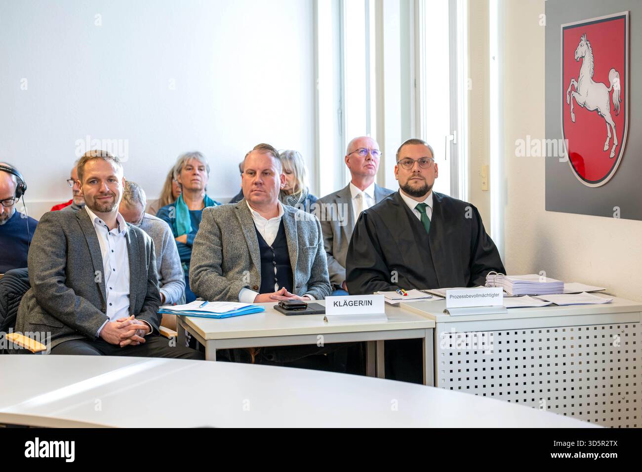 17. November 2025, Niedersachsen, Oldenburg: Stephan Bothe (l-r) und Peer Lilienthal von der AfD und ihr Anwalt Christian Conrad im Gerichtssaal des Verwaltungsgerichts Oldenburg. Das Verwaltungsgericht Oldenburg verhandelt eine Klage des AfD-Landesverbandes Niedersachsen gegen die Oldenburger Polizeidienststelle. Ihr ehemaliger Präsident J. Kühme hatte vor zwei Jahren in einem Interview gesagt, die AfD verzerre die Wahrheit und verbreite Lügen, um Unsicherheit und Angst in der Bevölkerung zu schüren. Der AfD-Landesverband reichte daraufhin eine Klage ein, weil nach Meinung der Stockfoto