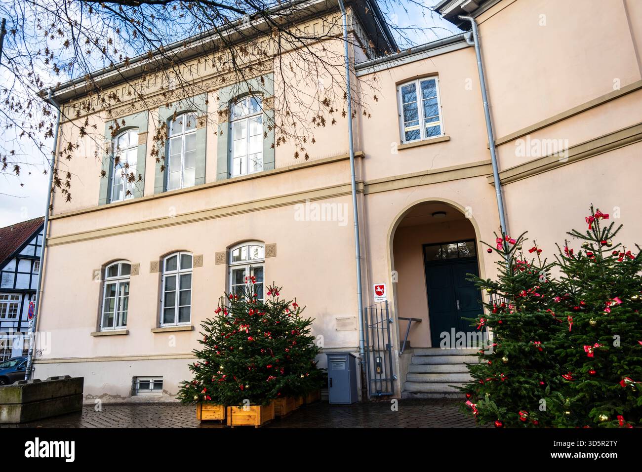 17. November 2025, Niedersachsen, Oldenburg: Das Verwaltungsgericht Oldenburg. Das Verwaltungsgericht Oldenburg verhandelt eine Klage des AfD-Landesverbandes Niedersachsen gegen die Oldenburger Polizeidienststelle. Ihr ehemaliger Präsident J. Kühme hatte vor zwei Jahren in einem Interview gesagt, die AfD verzerre die Wahrheit und verbreite Lügen, um Unsicherheit und Angst in der Bevölkerung zu schüren. Der AfD-Landesverband reichte daraufhin Klage ein, weil Kühme nach Ansicht der AfD mit seinen Äußerungen das Erfordernis der Mäßigung und Neutralität missachtet hatte. Foto: Sina S Stockfoto