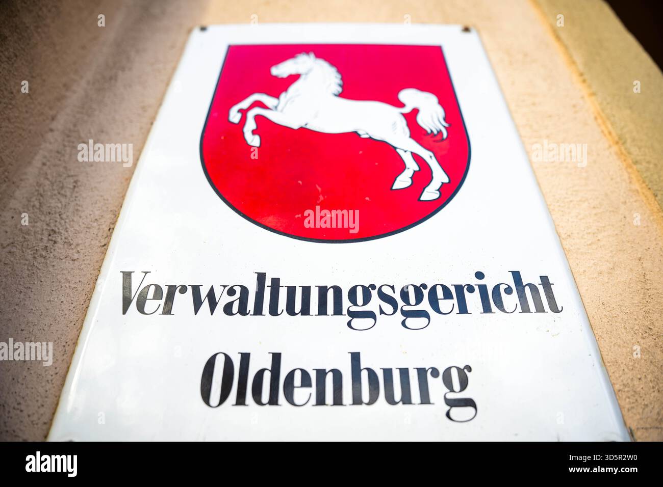17. November 2025, Niedersachsen, Oldenburg: Das Verwaltungsgericht Oldenburg. Das Verwaltungsgericht Oldenburg verhandelt eine Klage des AfD-Landesverbandes Niedersachsen gegen die Oldenburger Polizeidienststelle. Ihr ehemaliger Präsident J. Kühme hatte vor zwei Jahren in einem Interview gesagt, die AfD verzerre die Wahrheit und verbreite Lügen, um Unsicherheit und Angst in der Bevölkerung zu schüren. Der AfD-Landesverband reichte daraufhin Klage ein, weil Kühme nach Ansicht der AfD mit seinen Äußerungen das Erfordernis der Mäßigung und Neutralität missachtet hatte. Foto: Sina S Stockfoto