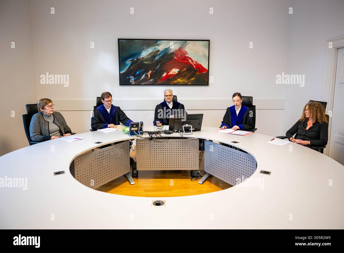 17. November 2025, Niedersachsen, Oldenburg: Andreas Keiser (M), Präsident des Verwaltungsgerichts Oldenburg, sitzt vor Beginn der Verhandlung im Gerichtssaal. Das Verwaltungsgericht Oldenburg verhandelt eine Klage des AfD-Landesverbandes Niedersachsen gegen die Oldenburger Polizeidienststelle. Ihr ehemaliger Präsident J. Kühme hatte vor zwei Jahren in einem Interview gesagt, die AfD verzerre die Wahrheit und verbreite Lügen, um Unsicherheit und Angst in der Bevölkerung zu schüren. Der AfD-Landesverband reichte daraufhin eine Klage ein, weil Kühme nach Ansicht der AfD keine Rücksicht hatte Stockfoto