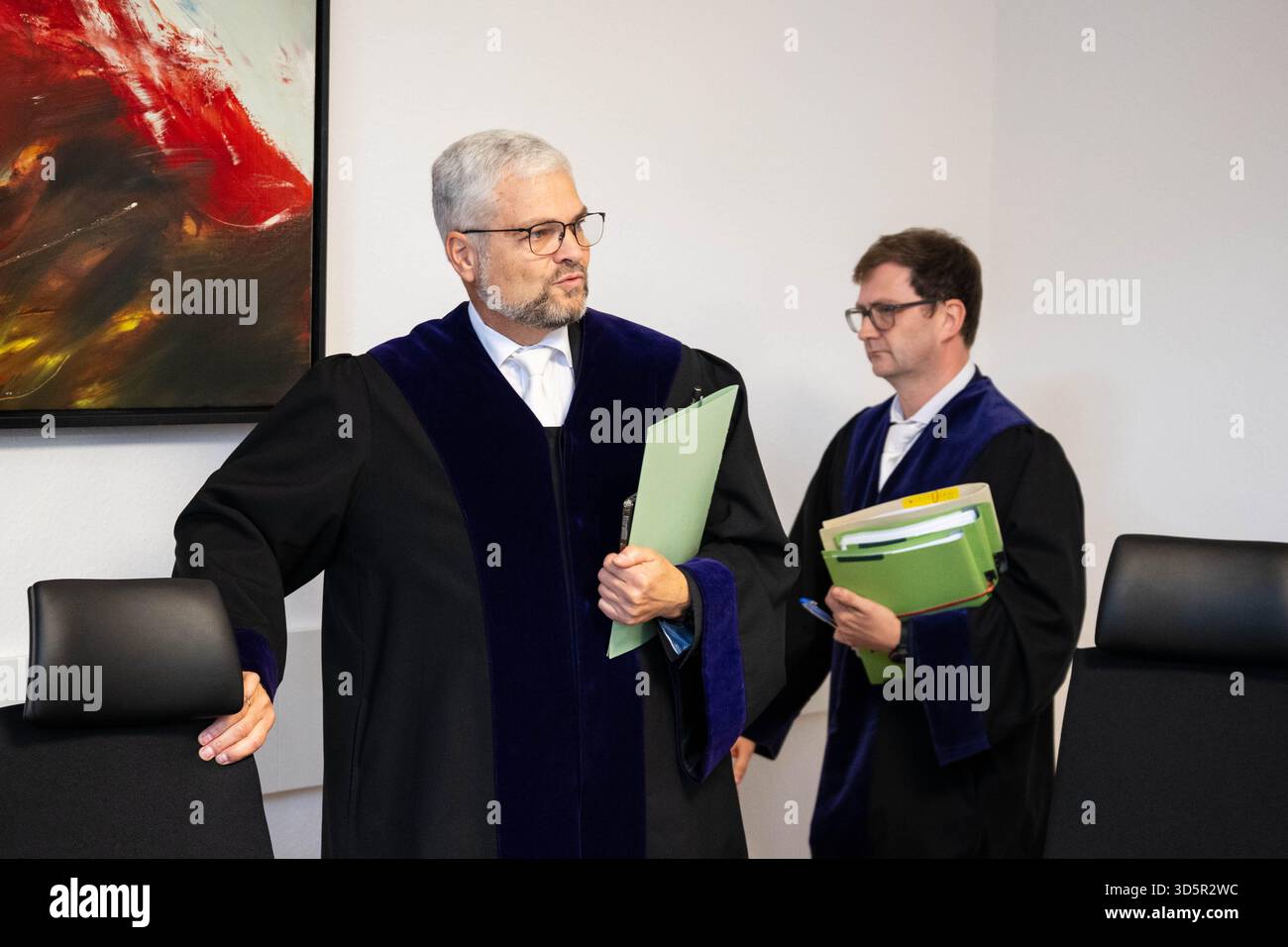 17. November 2025, Niedersachsen, Oldenburg: Andreas Keiser (l), Präsident des Verwaltungsgerichts Oldenburg, tritt in den Gerichtssaal ein. Das Verwaltungsgericht Oldenburg verhandelt eine Klage des AfD-Landesverbandes Niedersachsen gegen die Oldenburger Polizeidienststelle. Ihr ehemaliger Präsident J. Kühme hatte vor zwei Jahren in einem Interview gesagt, die AfD verzerre die Wahrheit und verbreite Lügen, um Unsicherheit und Angst in der Bevölkerung zu schüren. Der AfD-Landesverband reichte daraufhin eine Klage ein, weil Kühme nach Ansicht der AfD die Forderung nach Moder missachtet hatte Stockfoto