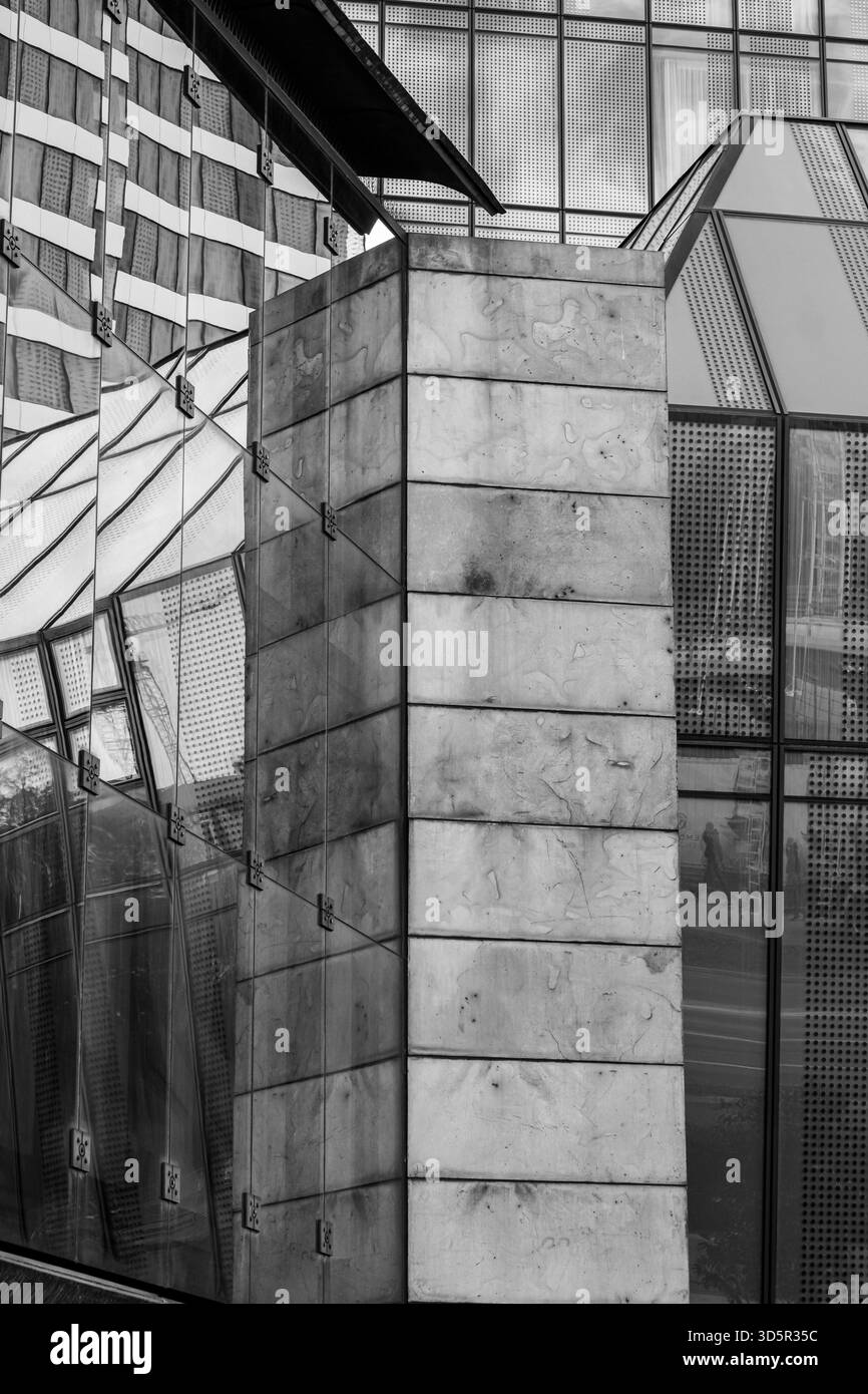 Moderne architektonische Details mit Glasreflektionen und Betonstruktur Stockfoto