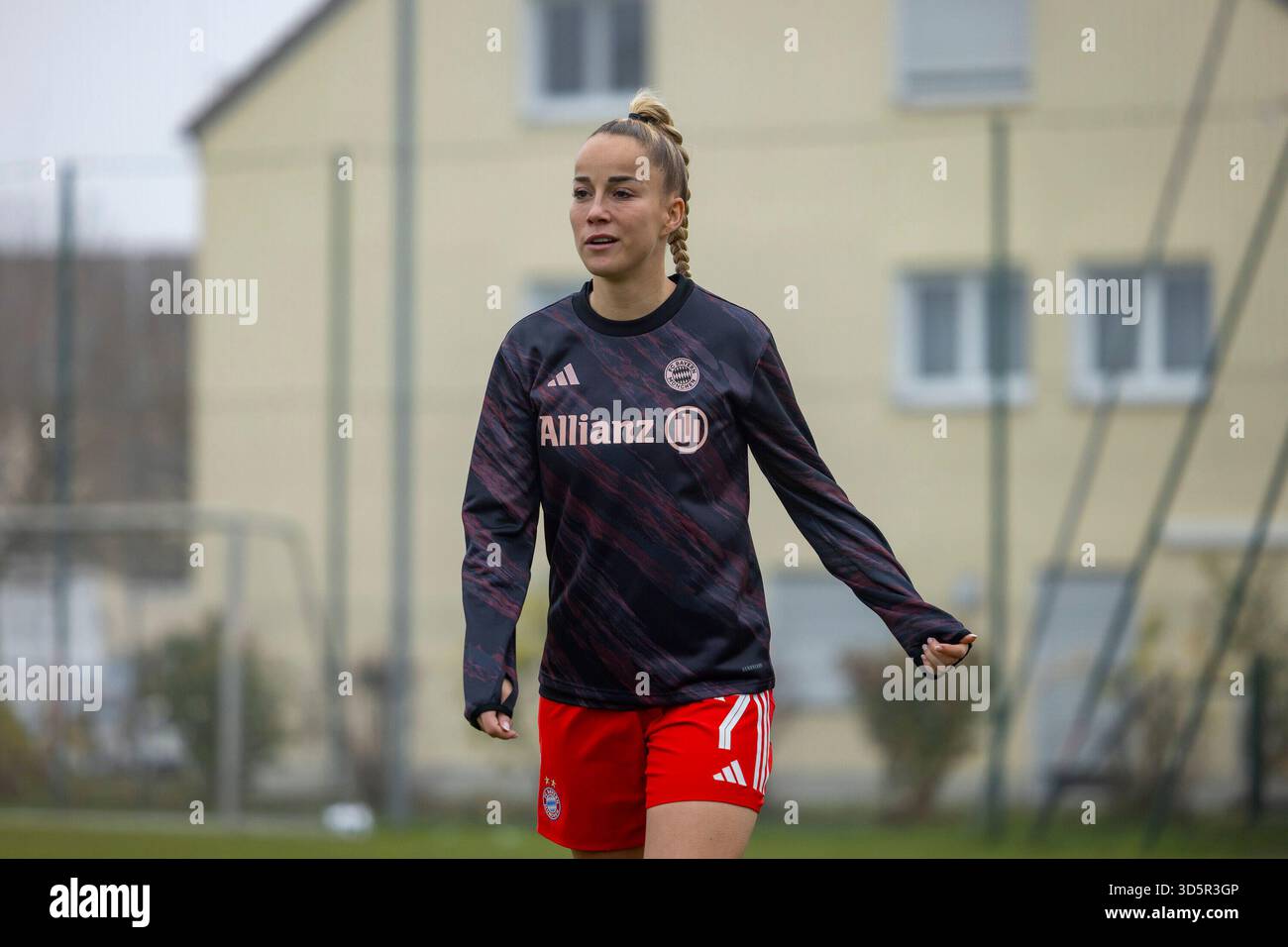 Ingolstadt, Deutschland 16. November 2025: DFB Cup Frauen - Achtelfinale - 2025/2026 - FC Ingolstadt 04 gegen FC Bayern München im Bild: Giulia Gwinn (FCB) wärmt auf Stockfoto