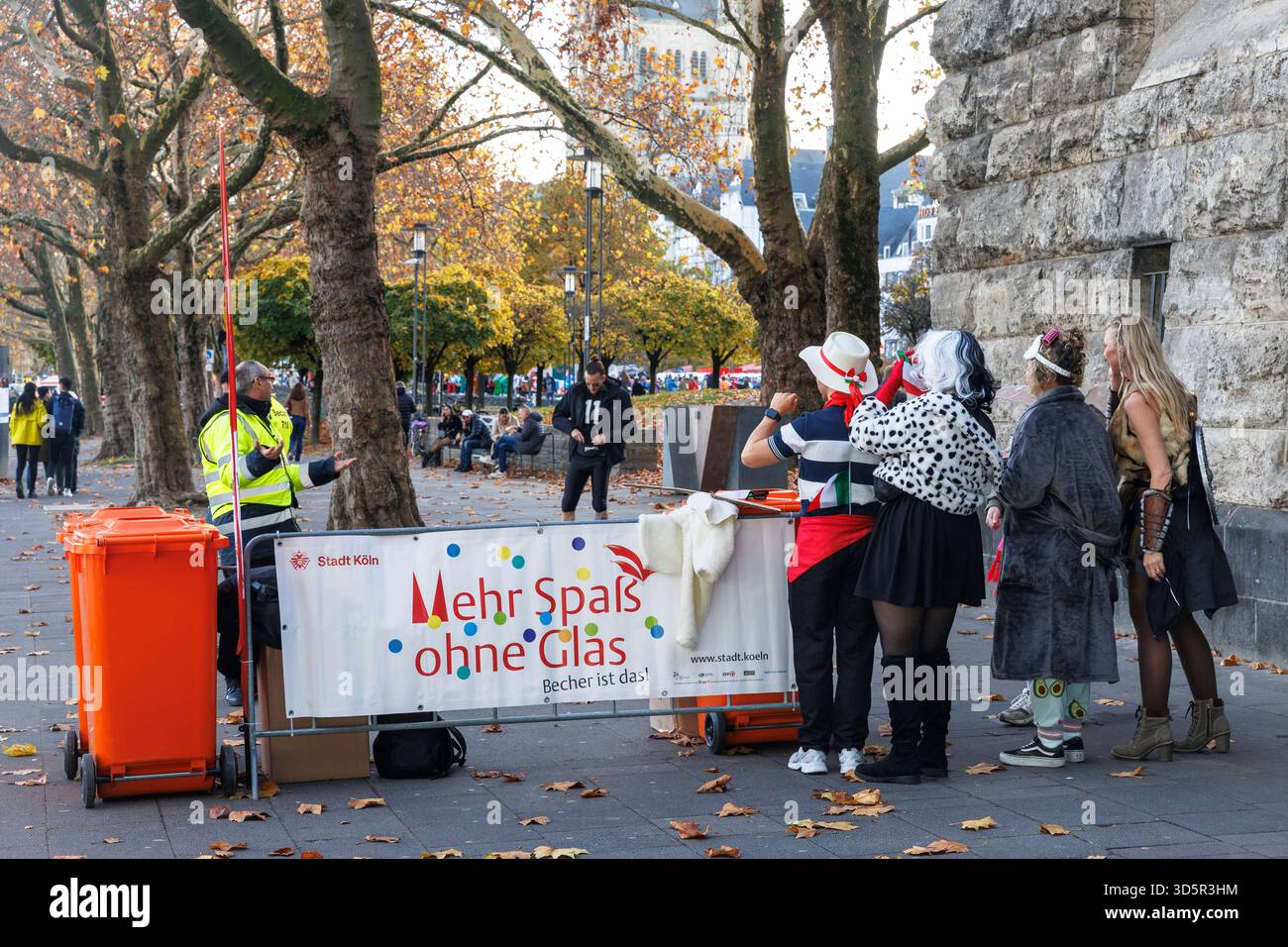 Am Tag der Karnevalseröffnung am 11. November 2025 dürfen keine Gläser oder Glasflaschen in die Altstadt, Checkpoint, Köln, Deutschland gebracht werden Stockfoto