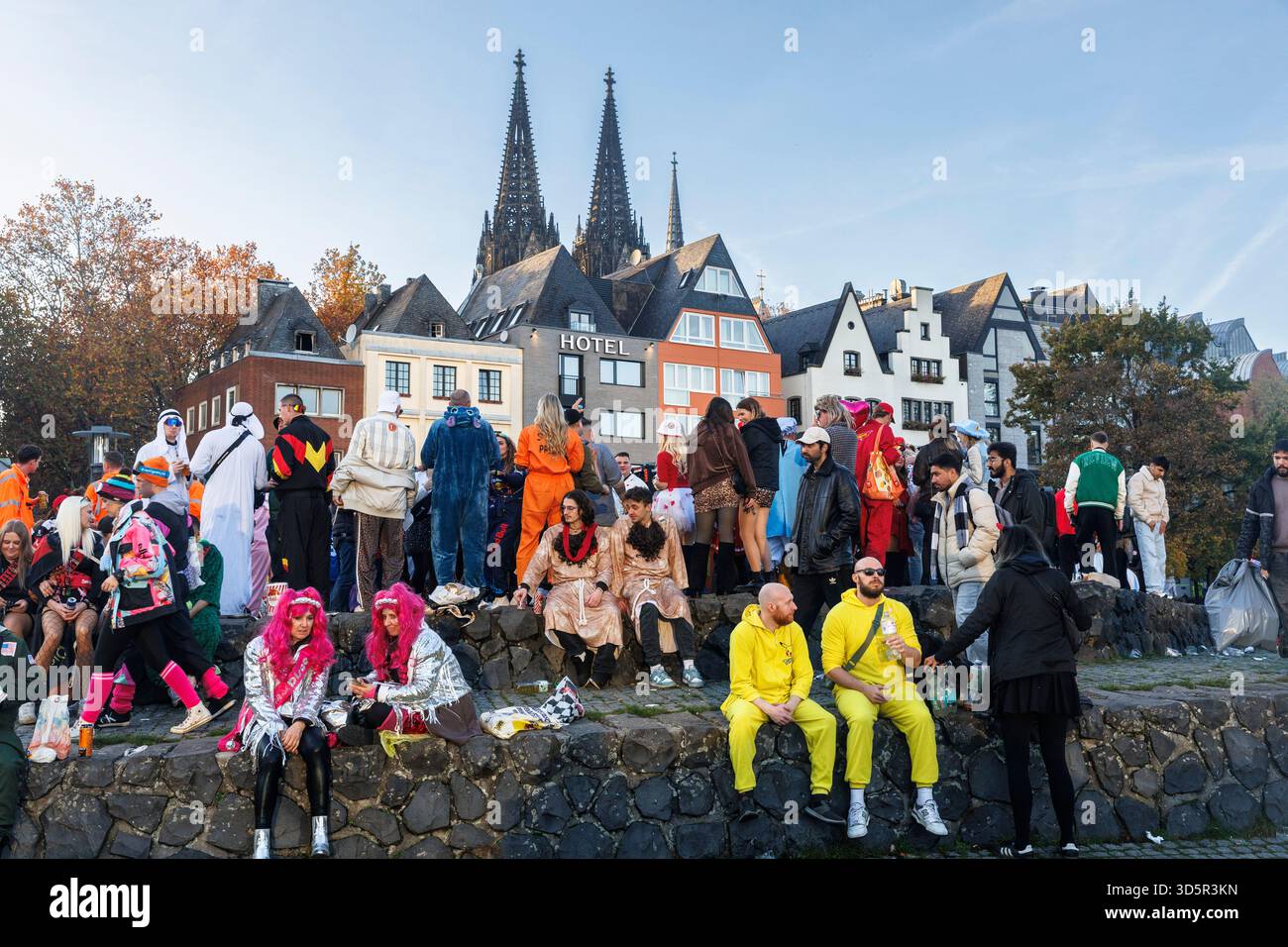 Am Tag der Eröffnung der Karnevalsveranstaltung am 11.11.25 feiern viele Menschen im Rheingarten in der Altstadt, dem Dom, Köln, Deutsch Stockfoto