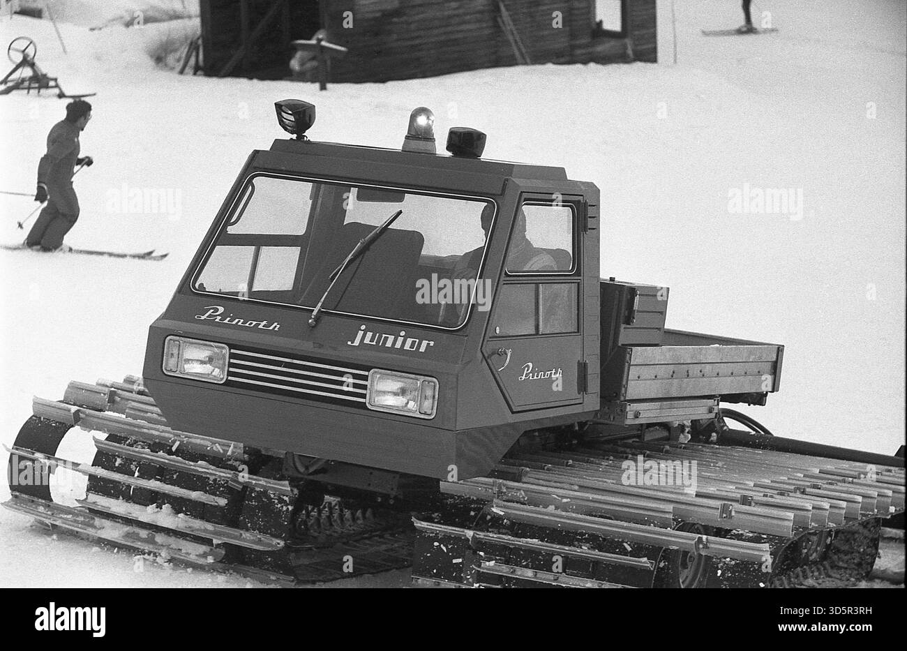 Der Junior-Schneeräumer unterwegs. Ramsau 1975 ohne die Arbeit dieser Maschinen wären die Pisten bald beschneit [automatisierte Übersetzung] Stockfoto