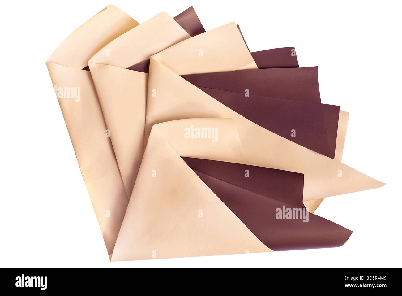 Gefaltetes gelbes und braunes Wickelpapier, isoliert über weiß Stockfoto