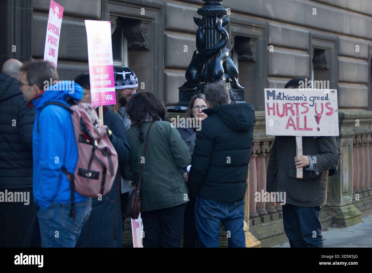 Edinburgh, Schottland, Großbritannien. November 2025. Mitglieder des Supports Offizielle Picket Line gesehen außerhalb der McQueen Hall Edinburgh University mit Pancart Fotos Credit: Pako Mera/Alamy Live News Stockfoto