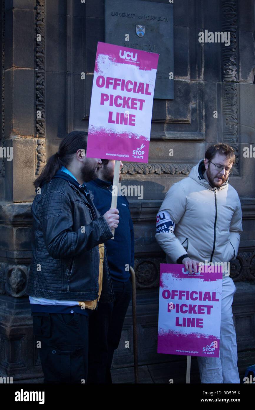 Edinburgh, Schottland, Großbritannien. November 2025. Mitglieder des Supports Offizielle Picket Line gesehen außerhalb der McQueen Hall Edinburgh University mit Pancart Fotos Credit: Pako Mera/Alamy Live News Stockfoto