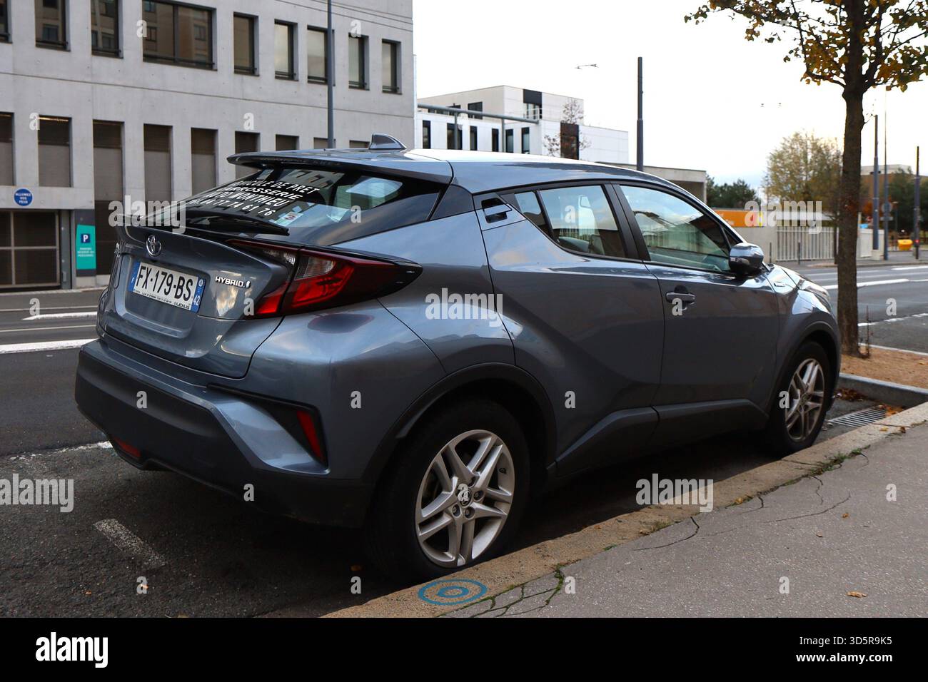 Toyota C-HR Hybridwagen, SUV-Fahrzeug, Stadt Saint-Etienne, Departement Loire, Frankreich Stockfoto