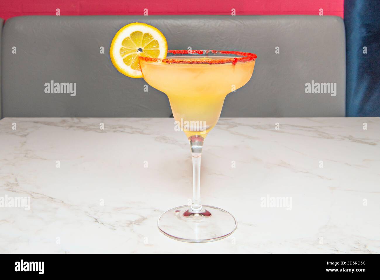 Gefrorene Erdbeere Margarita mit natürlichem Fruchtpüree, blanco Tequila und Orangenlikör, serviert in einem gezuckerten Margarita Glas Stockfoto