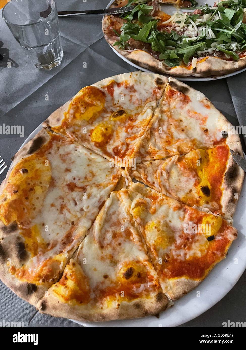 Traditionelles italienisches Pizzarestaurant. Hochwertige Fotos Stockfoto