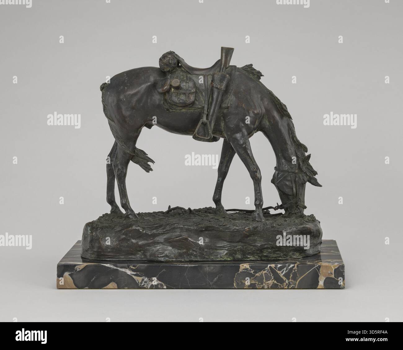 Dieses Modell, das von Henry Merwin Shrady gegossen wurde, mit dem Titel „The Empty Saddle“, das zwischen 1900 und 1901 entstand, zeigt einen Pferdesattel und Reiterthema, wobei die skulpturale Form und die Bronzegusstechnik des 20. Jahrhunderts betont werden. Stockfoto