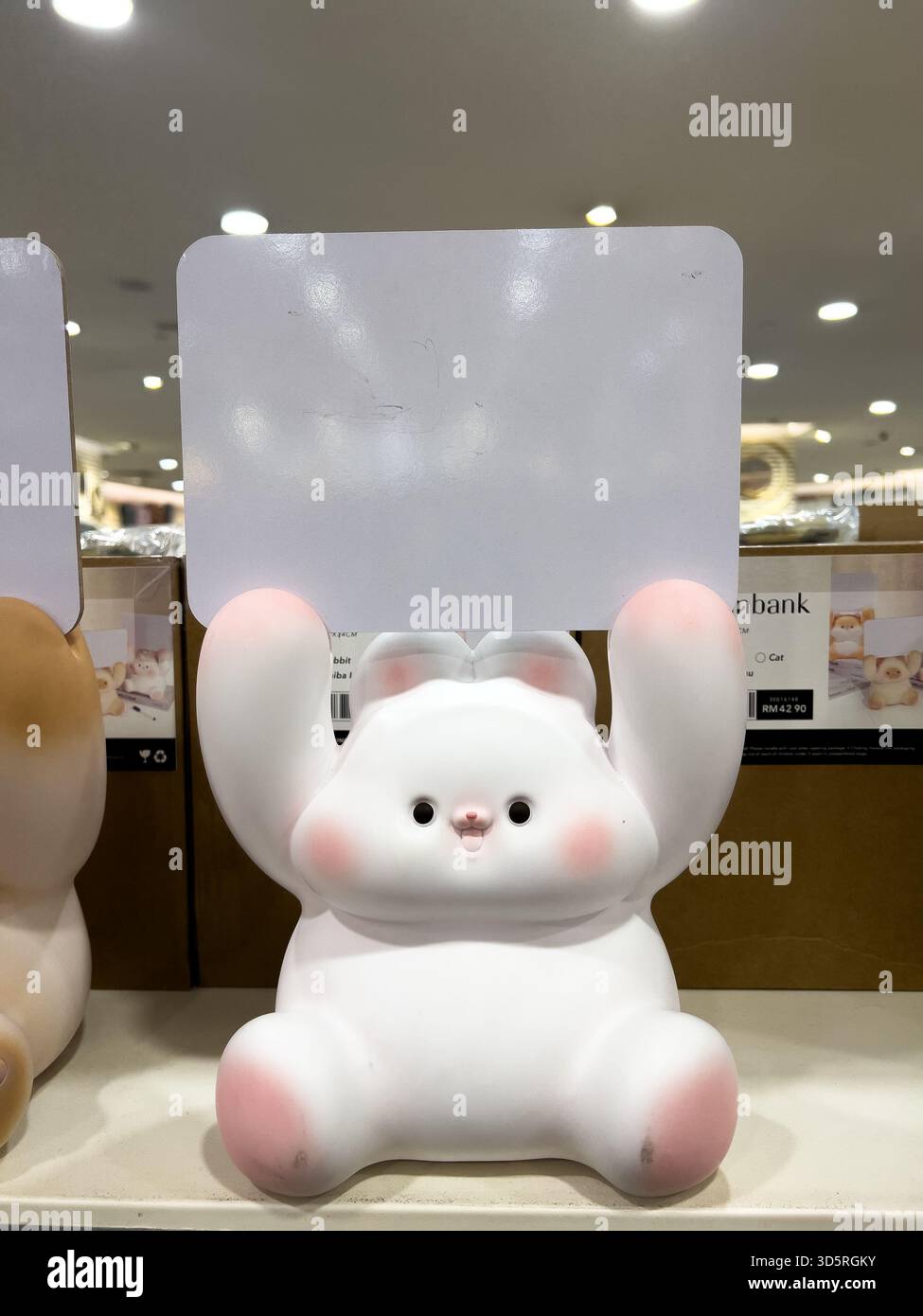 Bukit Bintang, Kuala Lumpur, Malaysia - 17. November 2025 - niedliche Bär- oder Hamster-Figuren mit leeren Schildern Stockfoto