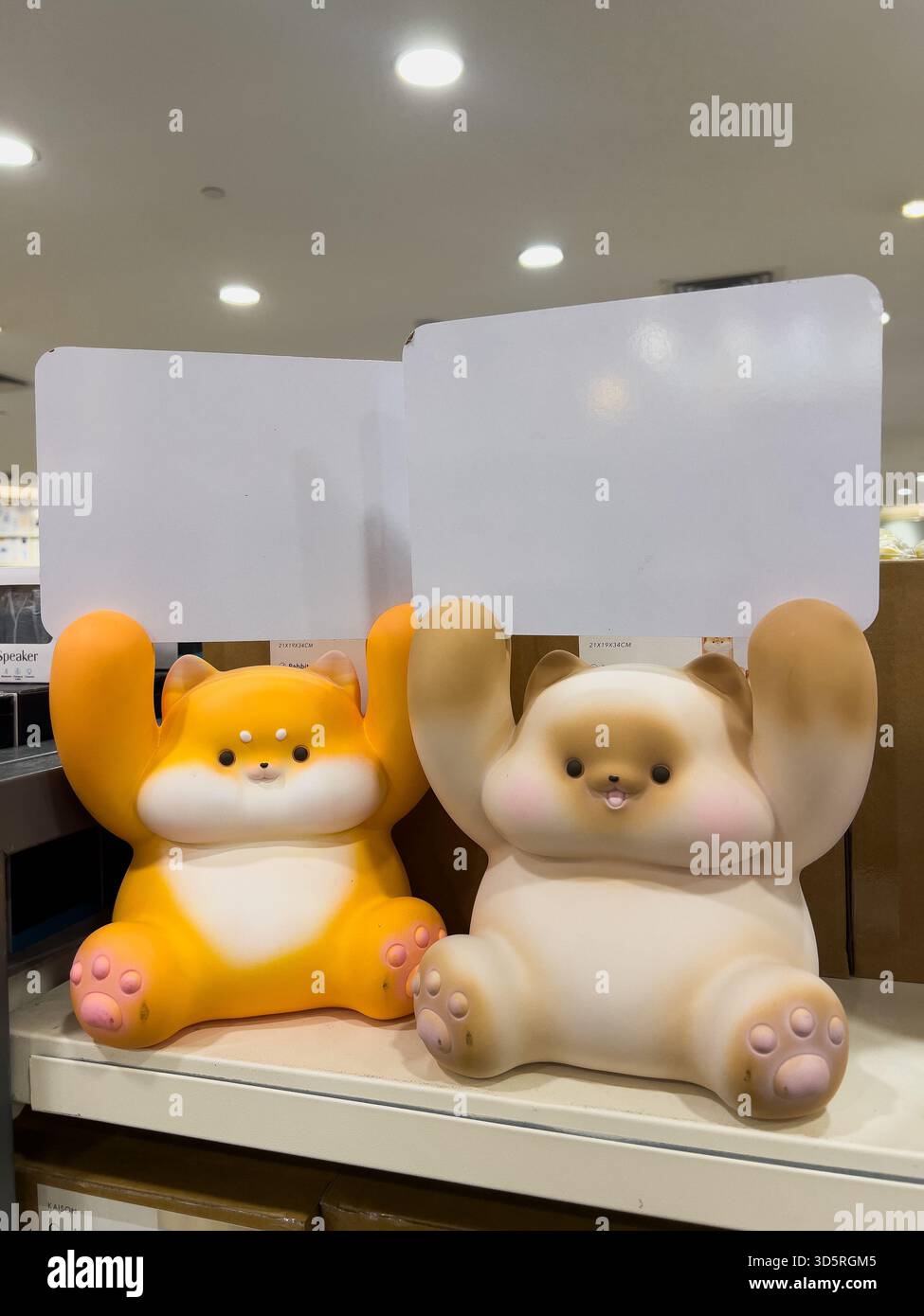 Bukit Bintang, Kuala Lumpur, Malaysia - 17. November 2025 - niedliche Bär- oder Hamster-Figuren mit leeren Schildern Stockfoto