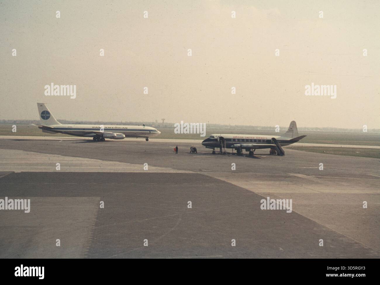 Pan American World und British United Airline Flugzeuge am Flughafen München-Riem. [Automatisierte Übersetzung] Stockfoto
