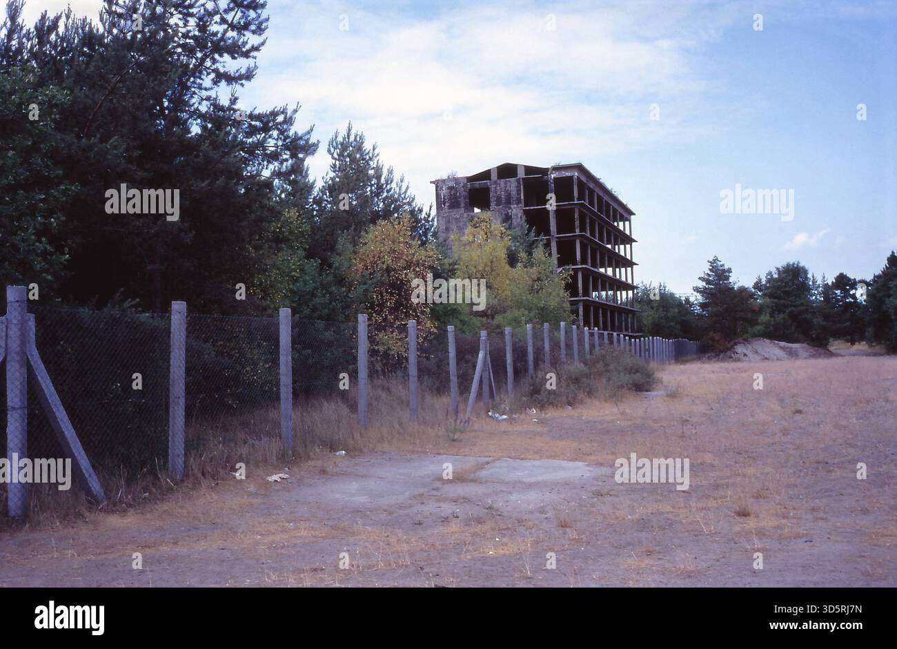 Die Grenze ist verschwunden, Westberliner können nun auch ohne größere Formalitäten in die alten Berliner Bäder Usedom und Rügen reisen und die Sehenswürdigkeiten besichtigen, hier die Überreste des KDF See-Bad Prora. Der hier abgebildete westliche Überrest blieb in Ruinen und wurde - wenn auch nach dem Krieg nicht vollständig geräumt - 1992 für Schießübungen der russischen Marine verwendet. Nach der Wiedervereinigung übernahm die Bundeswehr den Komplex, der dann auf zivile Nutzung umgebaut wurde. [Automatisierte Übersetzung] Stockfoto