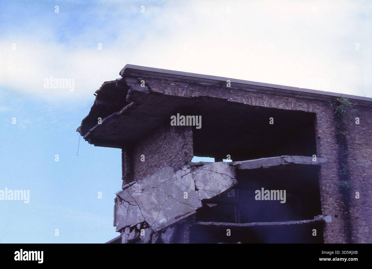 Die Grenze ist verschwunden, Westberliner können nun auch ohne größere Formalitäten in die alten Berliner Bäder Usedom und Rügen reisen und die Sehenswürdigkeiten besichtigen, hier die Überreste des KDF See-Bad Prora. Der hier abgebildete westliche Überrest blieb in Ruinen und wurde - wenn auch nach dem Krieg nicht vollständig geräumt - 1992 für Schießübungen der russischen Marine verwendet. Nach der Wiedervereinigung übernahm die Bundeswehr den Komplex, der dann auf zivile Nutzung umgebaut wurde. [Automatisierte Übersetzung] Stockfoto