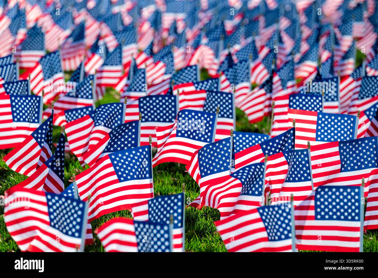 American Flags on the National Mall Washington DC // WASHINGTON DC – Reihen kleiner amerikanischer Flaggen werden in der National Mall angezeigt. Diese Flaggen sind ein häufiger Anblick, der oft angebracht wird, um an patriotische Feiertage zu erinnern. Sie sind typischerweise Anlass wie Memorial Day und Unabhängigkeitstag. Die Ausstellung dient der Ehre von Veteranen und gefallenen Mitgliedern des Dienstes. Die National Mall, ein bedeutender Nationalpark in der Innenstadt von Washington DC, ist ein prominenter Ort für nationale Beobachtungen und Demonstrationen. Stockfoto