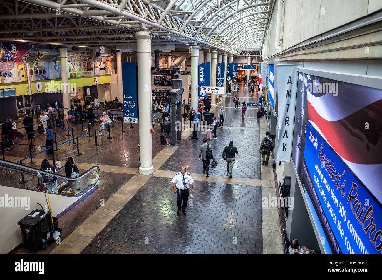 Union Station Main Concourse Washington DC // WASHINGTON DC – die Main Concourse of Union Station, ein geschäftiges Verkehrsknotenpunkt, ist voll von Reisenden. Es dient als Hauptquartier von Amtrak und verbindet über 500 Gemeinden in 46 bundesstaaten. Der Bahnhof bietet auch Verbindungen zu MARC, VRE-Pendlerzügen und der Washington Metro. Das von Daniel Burnham im Beaux-Arts-Stil entworfene Gebäude wurde 1907 eröffnet. Die Union Station beherbergt auch zahlreiche Geschäfte, Restaurants und einen Food Court. Stockfoto