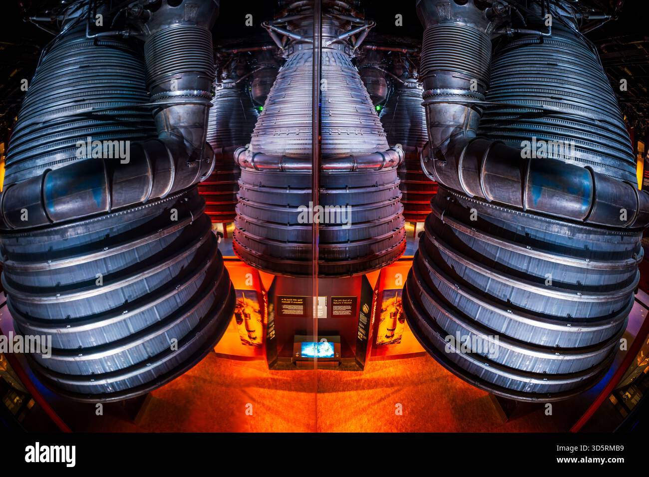 Smithsonian National Air and Space Museum Saturn V Rocket Thrrusters Washington DC // WASHINGTON DC — die leistungsstarken F-1-Triebwerke der Saturn V-Rakete sind im Smithsonian National Air and Space Museum ausgestellt. Diese fünf Motoren waren der Antrieb der ersten Stufe des Saturn V, der Trägerrakete für die Apollo-Missionen der NASA zum Mond. Jedes F-1-Triebwerk produzierte 1,5 Millionen Pfund (6,7 Millionen Newton) Schubkraft und war damit das leistungsstärkste Einkammer-Flüssigkeitstreibstoff-Raketentriebwerk, das je geflogen wurde. Das Museum, ein Teil der Smithsonian Institution, ist ein weltbekanntes Zentrum für Luft- und Raumfahrtgeschichte Stockfoto