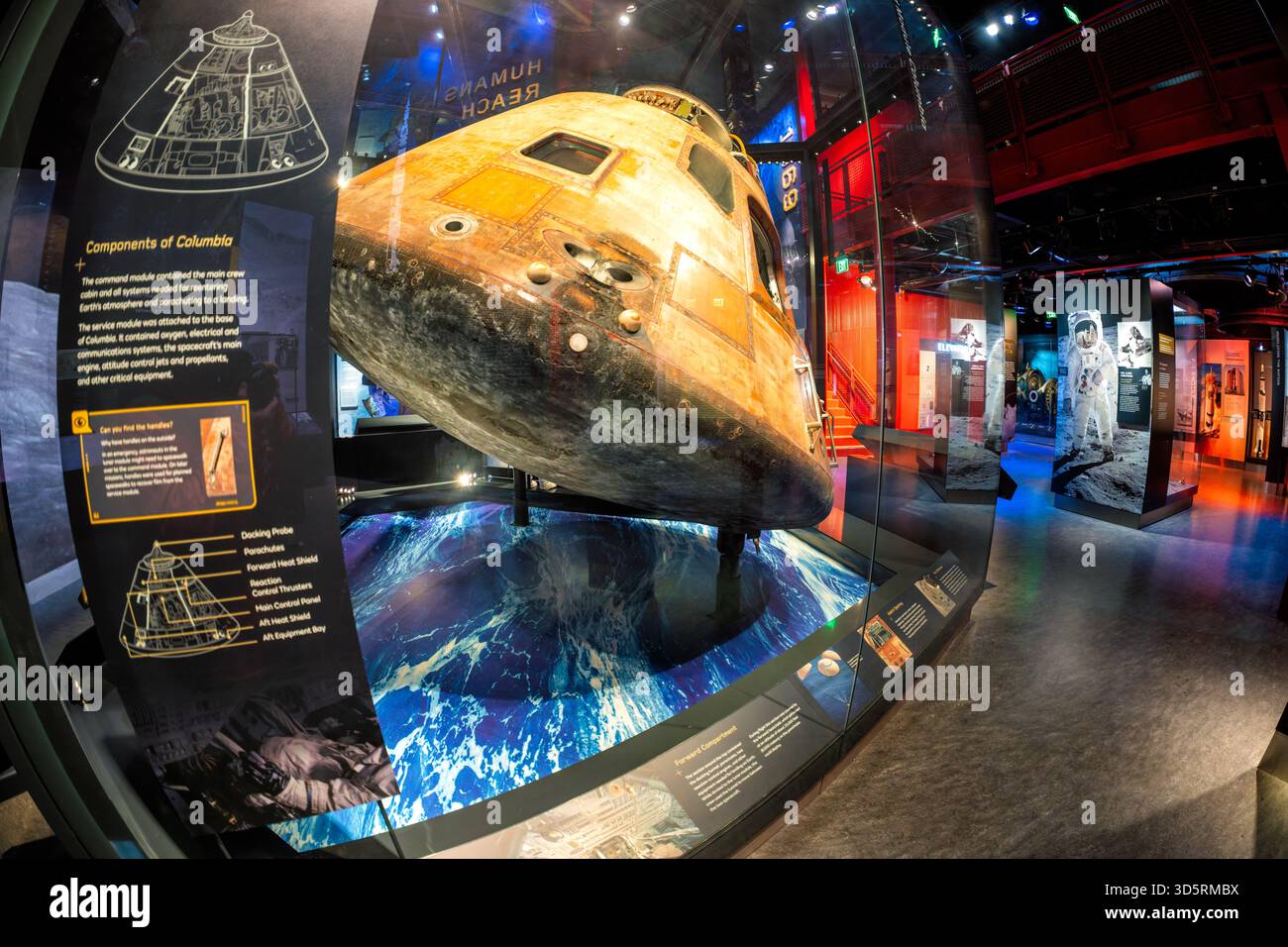 Smithsonian National Air and Space Museum Command Module Columbia Washington DC | WASHINGTON — Das Apollo-11-Kommandomodul Columbia steht in seiner Vitrine über einem fotografischen Meeresboden in der Destination-Moon-Galerie des National Air and Space Museum in Washington, D.C. Columbia beförderte die Astronauten Neil Armstrong, Buzz Aldrin und Michael Collins in die Mondumlaufbahn und zurück zur Erde im Juli 1969, wobei das vordere Abteil die Fallschirme und den Andocktunnel enthielt, die während des Wiedereintritts und der Wasserung verwendet wurden. Das Modul gehört zu den am häufigsten besuchten Exponaten des Museums. Stockfoto