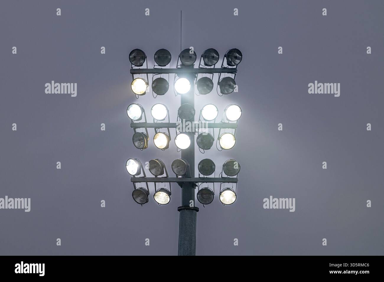 Ingolstadt, Deutschland 16. November 2025: DFB Cup Frauen - 16. Runde - 2025/2026 - FC Ingolstadt 04 gegen FC Bayern München im Bild: Scheinwerfer am Flutlichtmast Stockfoto