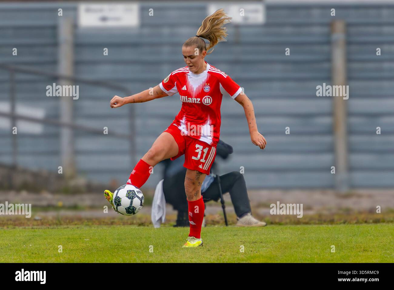 Ingolstadt, Deutschland 16. November 2025: DFB Cup Frauen - 1/8 Finals - 2025/2026 - FC Ingolstadt 04 gegen FC Bayern München im Bild: Georgia Stanway (FCB) Stockfoto