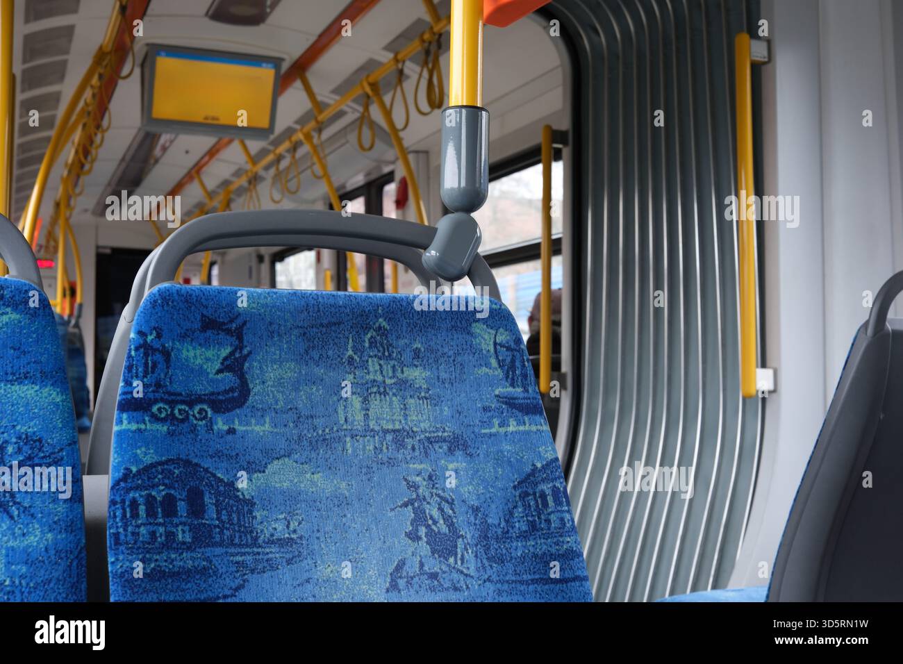 Die Passagiere genießen eine ruhige Fahrt mit der Straßenbahn Nr. 1 im pulsierenden Stadtleben Kiews. Stockfoto