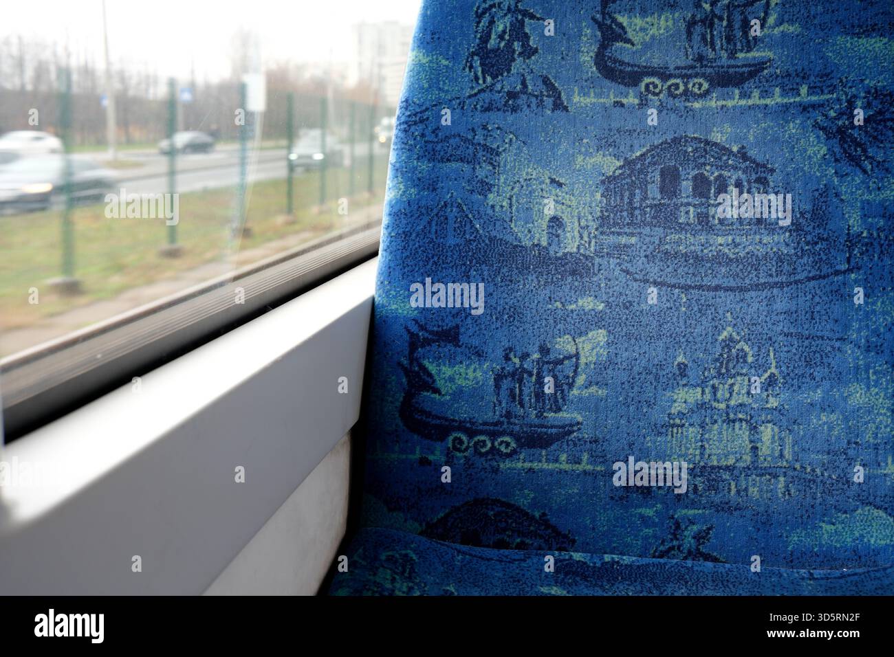 In der Straßenbahn Nr. 1 genießen die Passagiere die Fahrt durch Kiew an einem bewölkten Tag. Stockfoto