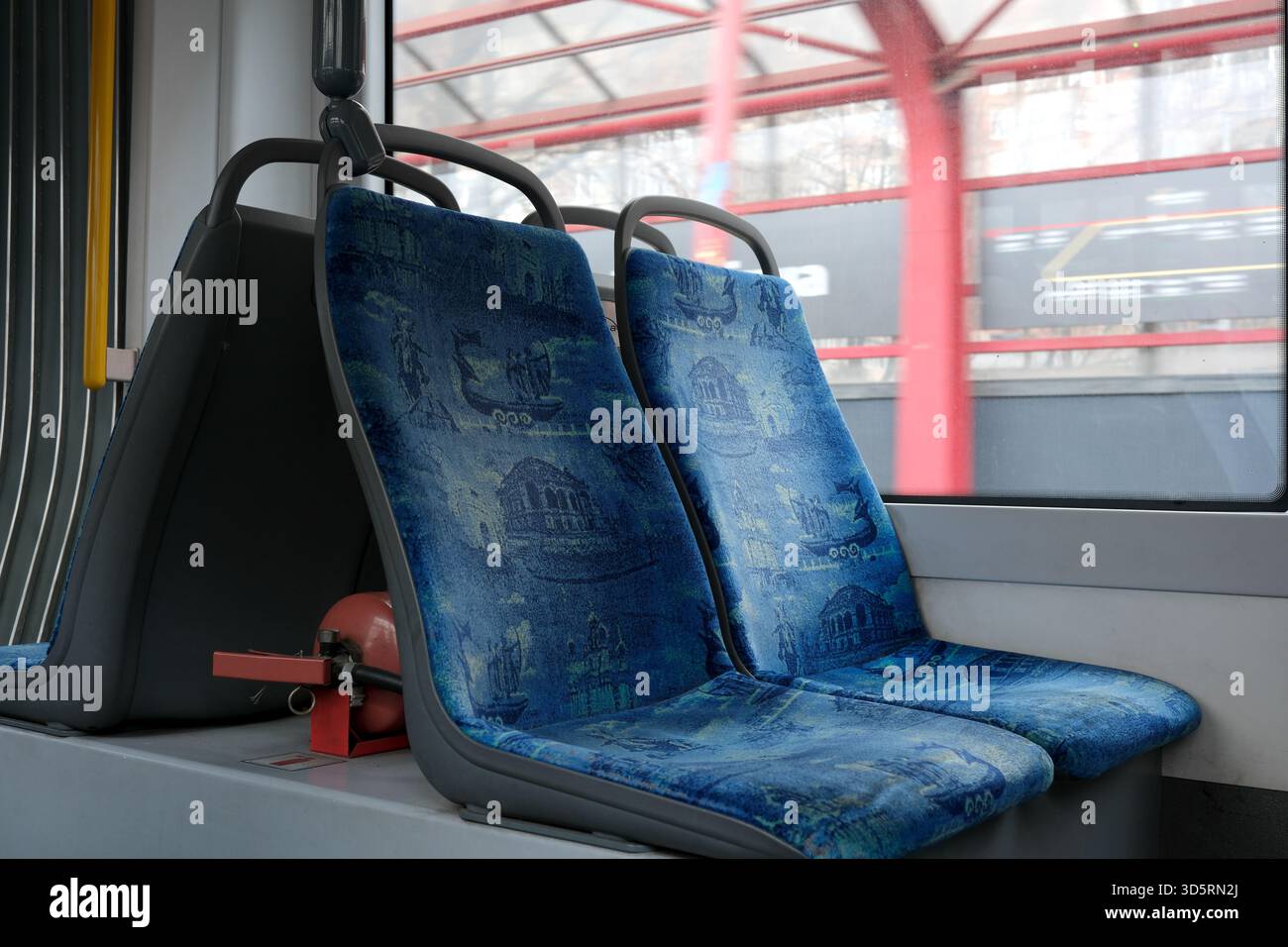 Farbenfrohe Sitze füllen das Innere der Straßenbahn Nr. 1, die durch Kiew fährt. Stockfoto