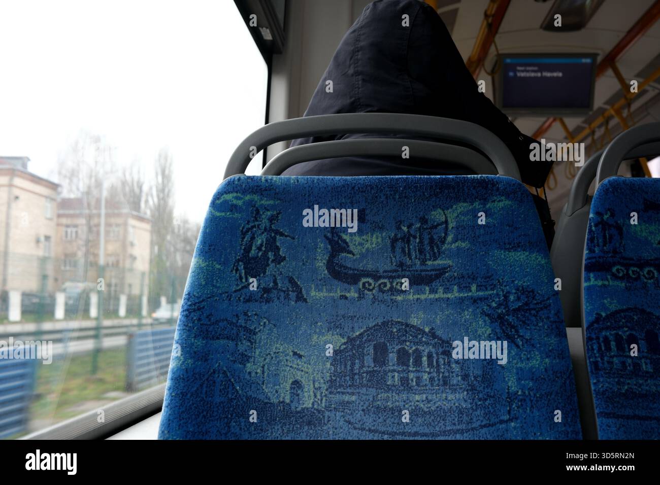 Im Inneren der Straßenbahn Nr. 1 blickt ein Passagier durch das Fenster und genießt die Fahrt. Stockfoto
