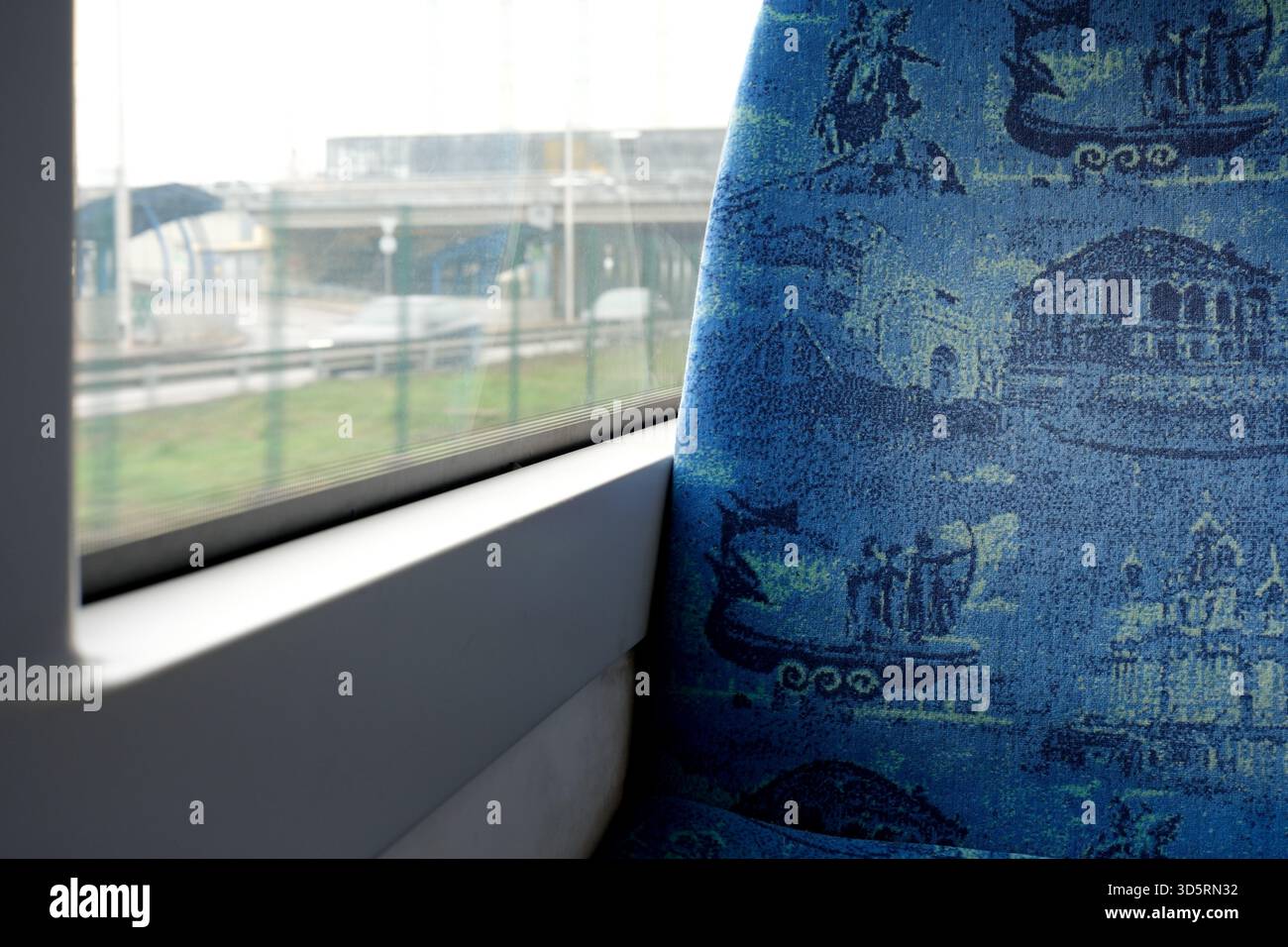 Passagiere fahren in Kiew mit der Straßenbahn Nr. 1 und beobachten die städtische Landschaft draußen. Stockfoto