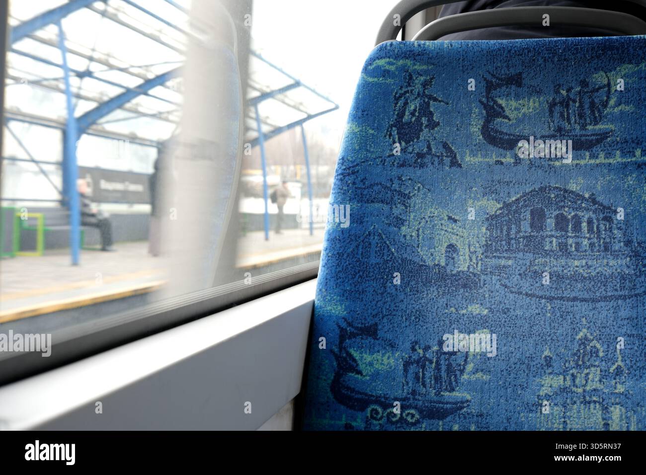Das Innere der Straßenbahn Nr. 1 bietet gemütliche Sitze und einen Blick auf die Stadt draußen. Stockfoto
