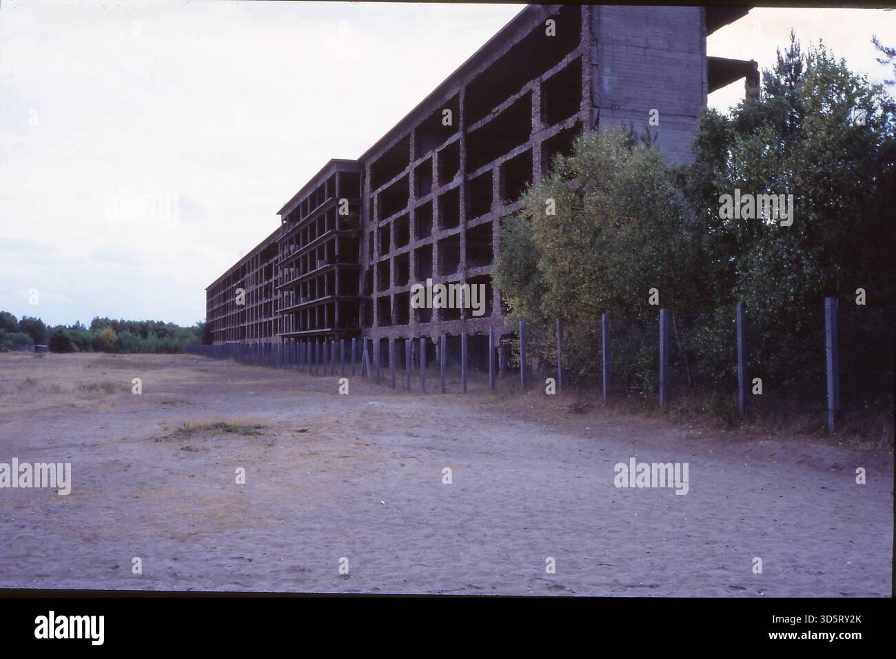 Die Grenze ist verschwunden, Westberliner können nun auch ohne größere Formalitäten in die alten Berliner Bäder Usedom und Rügen reisen und die Sehenswürdigkeiten besichtigen, hier die Überreste des KDF See-Bad Prora. Der hier abgebildete westliche Überrest blieb in Ruinen und wurde - wenn auch nach dem Krieg nicht vollständig geräumt - 1992 für Schießübungen der russischen Marine verwendet. Nach der Wiedervereinigung übernahm die Bundeswehr den Komplex, der dann auf zivile Nutzung umgebaut wurde. [Automatisierte Übersetzung] Stockfoto